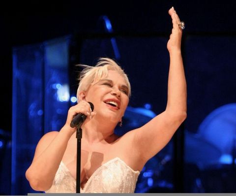 Aksu, ayakkabılarının da topuklarını birbirleriyle değiştiriyormuş.