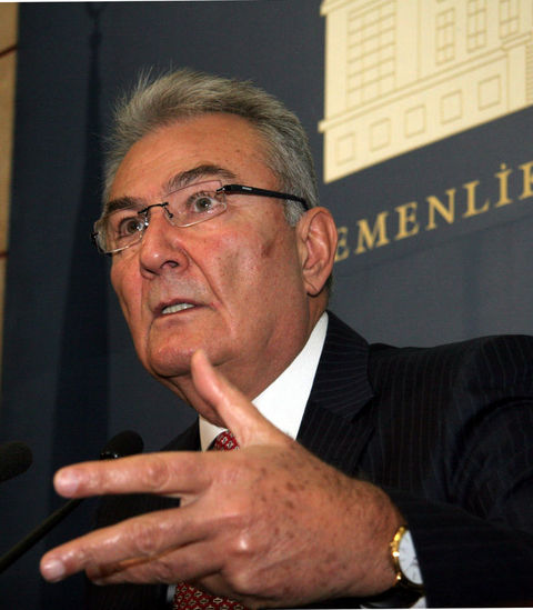 CHP Eski Genel Başkanı Deniz Baykal'ın takıntısı her gün düzenli olarak spor yapmak. Duş alırken ise defne sabunu kullanıyor.