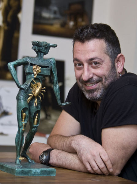 Geçmişte Cem Yılmaz'ın tırnak yeme alışkanlığını ancak sahneye çıktığında terk ettiği yazılmıştı.