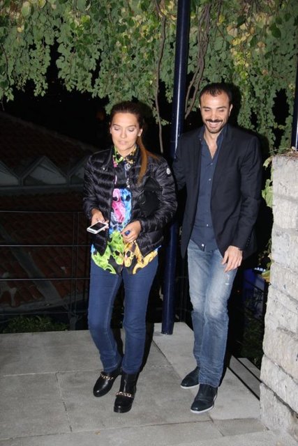 Demet Akalın, programda eşinden izin alarak açıklamalarda bulundu. Akalın, Okan Kurt'un sürekli duş almasına isyan etti.