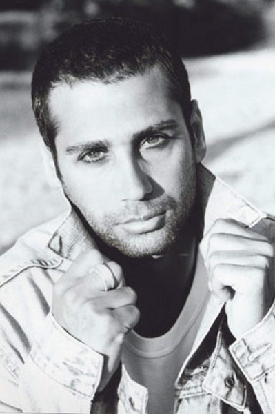 Doğuş ilk şarkı sözlerini kaydettiği ses kayıt cihazını yanından ayırmıyor.