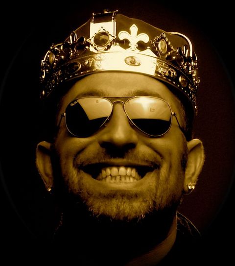 Zaman zaman yüzünde yastık izleriyle sahneye çıktığını bile söylüyor Cem, bu sayede enerji depoladığına inandığını dile getiriyor.