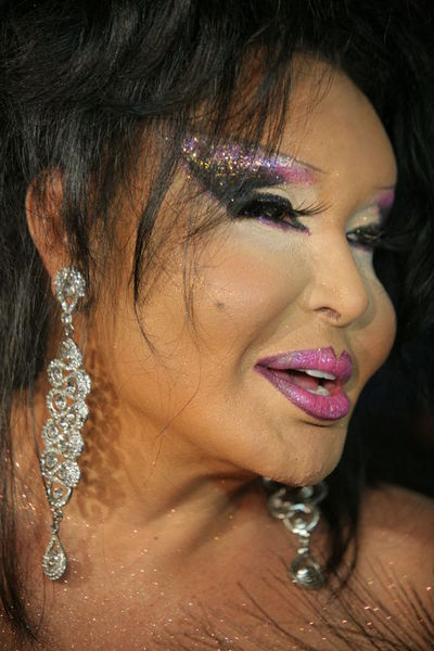 Batıl inançlarıyla tanınan Bülent Ersoy, merdiven altı gördüğünde uğursuzluk getireceğıne inanıyor.