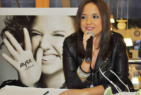 Bunlara ek olarak da yukarıdan aşağıya doğru sallanmak suretiyle takılmamış tuvalet kağıtlarına da deli olur.