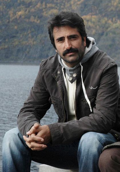 Mahsun Kırmızıgül yatak odasının camlarını siyah perde ile kaplatıyor, çünkü sabah odasına giren güneş ışığından nefret ediyor.