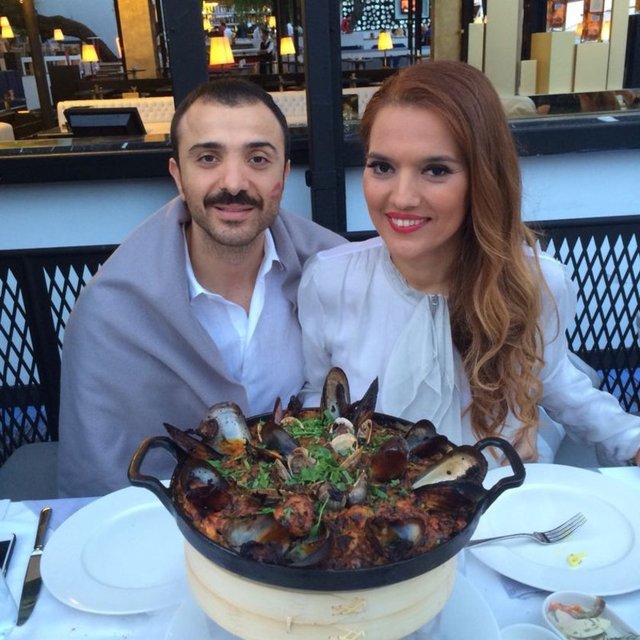 Eşi Okan Kurt'un çok titiz olduğunu söyleyen Akalın, 'Günde üç defa duş alıyor' dedi. Eşinin fazla su harcamasına kafayı takan Akalın, Kurt duştayken çıksın diye sürekli kapıya vurduğunu söyledi.