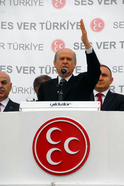 Renk uyumuna itina gösterenlerden. Bahçeli, beyaz çorap giyenlere tahammül edemiyor.
