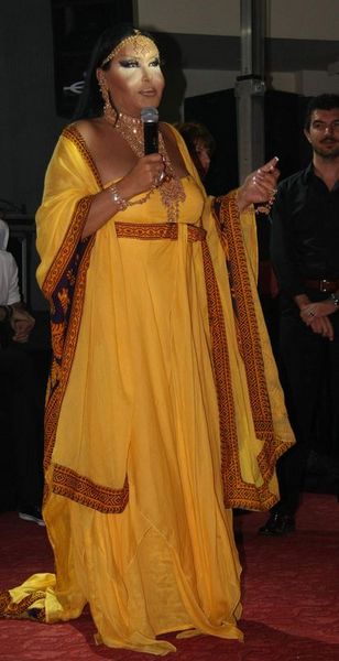 Öyle ki otomobili tek sayılı gişeden geri çıkarmıyorsa kendisi yürüyerek çift sayılı bir gişeden yoluna devam ediyor