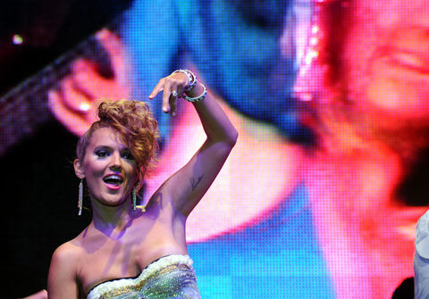 Boğa burcu olan sarkıcının diğer takıntısı da kırmızı renkmiş.