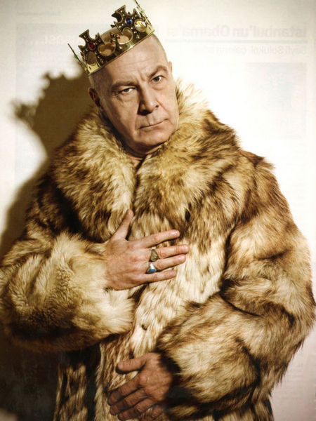 Evinde yaklaşık 200 adet peruğu var.