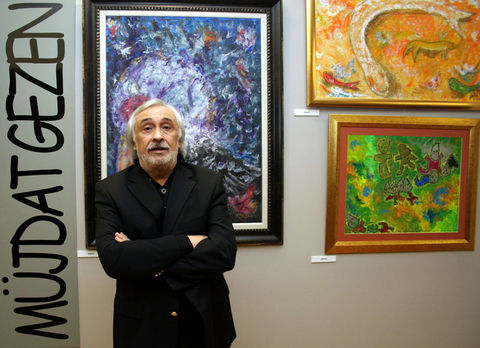 Eğri bir duruş, sallanan ip parçası gibi ayrıntılara da tahammül edemediğini söylüyor.