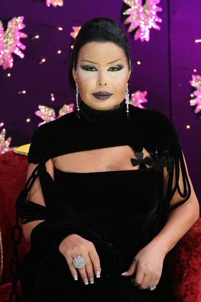 Tek rakamlı tüm sayıların uğursuz olduğuna inanıyor ve tek sayılı gişelerden otomobiliyle geçmiyor.