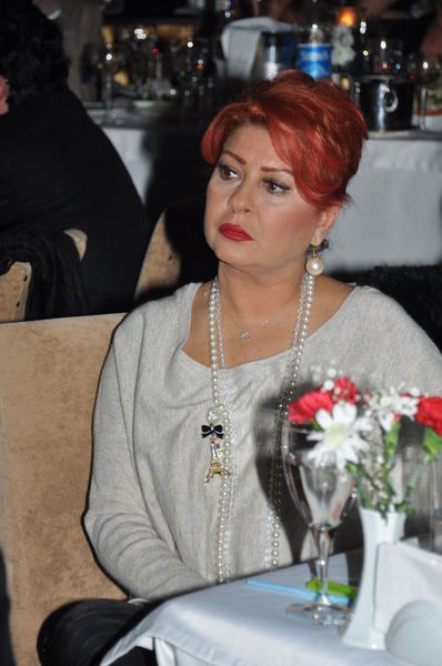 Ünlü şarkıcı Yeliz küpeyi sadece gündüzleri takmıyor, gece yatarken bile mutlaka kulağında küpe olması gerekiyor.