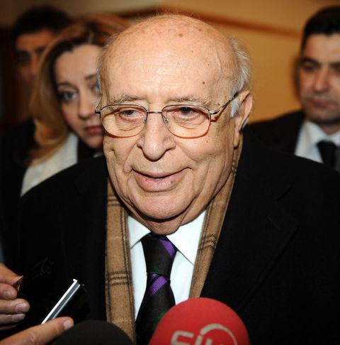 Eski Cumhurbaşkanı Süleyman Demirel gün boyu fırsat bulunca yarım saatlik bir uyku molası veriyor. Böylece 10 saatlik yeni bir mesai kazandığını söylüyor.