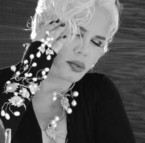 Sezen Aksu çarşaftan elbise, küpeden yüzük, yüzükten kemer tokası, etekten bluz yapmaya bayılıyor.