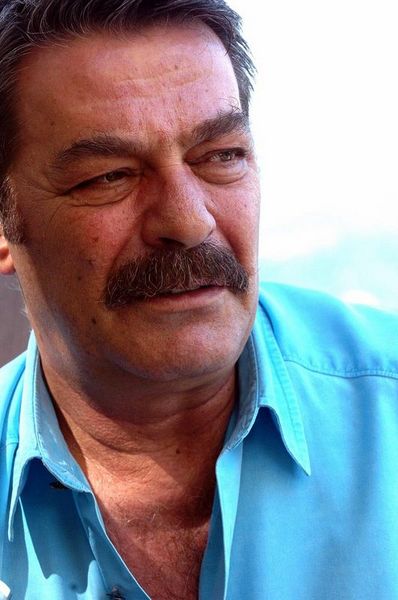 Ayrıca evinin her tarafında paspastan tuzluğa kadar kurbağa figürlü eşyalar vardır.