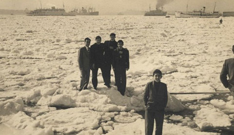 500 metrekarelik alanı kaplayan buz parçaları aynı akşam Boğaz'dan içeri girmeye başladı. Önce Tarabya koyu, geceyarısına doğru Kanlıca, Anadolu Hisarı ve Kandilli açıkları buzlarla doldu.