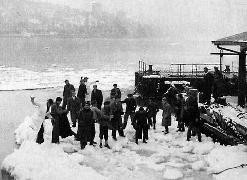 Daha cesur olanlar ise buzların üstüne çıktılar, kimileri Türk bayrağı dikti, kimileri de kolkola girerek poz verdi. 6 Mart'ta havaların ısınmasıyla buzlar erimeye başladı ve İstanbul'un çetin kışından geriye anılar ve fotoğraflar kaldı.