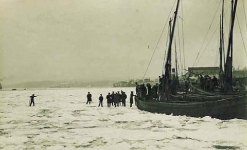 Boğaz'daki vapur seferleri iptal edildi. Günler geçtikçe buzlar ilerledi; Üsküdar, Haydarpaşa derken Marmara Denizi'ne geçmeye başladı. Buzların üstüne çıkmak yasaklandı. İstanbul halkı kıyılarda toplandı, bol bol hatıra fotoğrafı çektirdi.