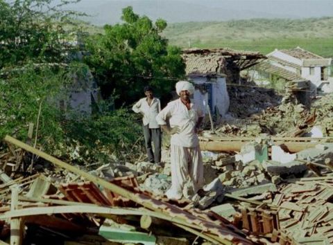 Gujarat Depremi -  -  - 26 Ocak 2001 yılında Hindistan'daki gerçekleşen deprem 7.9 şiddetindeydi. -