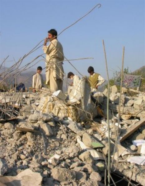 79 bin kişi hayatını kaybetti ve toprak kaymaları sonucu 4 milyon kişi evsiz kaldı. -