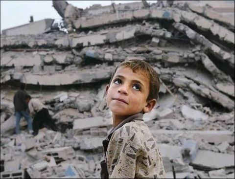 Nüfusun yoğun olarak yaşadığı bölgede kaçak yapılaşma nedeniyle ölü sayısı arttı ve 17,217 kişi yaşamını yitirdi. -