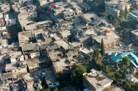 Keşmir Depremi -  - 8 Ekim 2005'te Pakistan'ın Muzaffarabad şehri yakınlarında meydana gelen deprem 7.6 büyüklüğündeydi. -