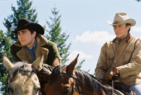 7-Brokeback Dağı (Brokeback Mountain) (2006) -  - Westernin 'eşcinsel kültür' ile hesaplaşması. Modern bir western kasabasında, dağın ortasında sıkışmış iki yalnız adamın öyküsü. Yabancılaşma kavramı ve alanın içinde aşk filmi yaratma güdüsü üzerine çarpıcı bir tür denemesi.