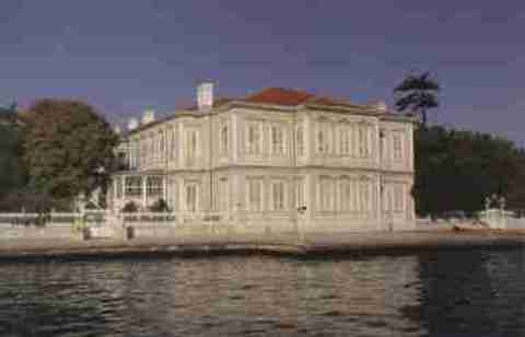 'Arslanlı Yalısı' ismiyle de anılan Said Halim Paşa Yalısı 19yy. son çeyreğinde inşa edildi. Kapalı olarak bulunan konakta, güney bahçesi yazlık lokanta, kuzey bahçesi plaj olarak kullanılıyor.