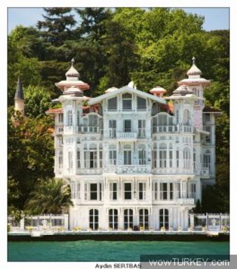 Yeniköy ve İstinye arasında bulunan 19yy'da inşa edilmiş olan Faik Bey Yalısı'nın kimin tarafından yaptırıldığı bilinmiyor.