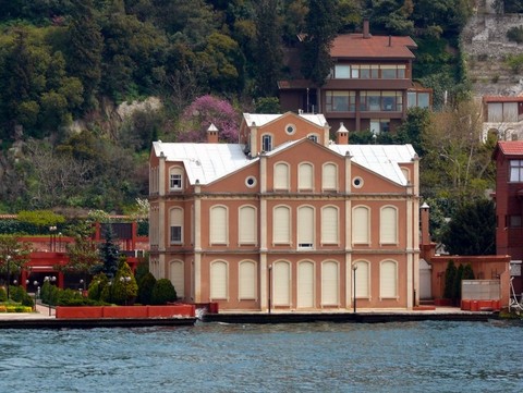 1910 yılında inşa edilen  Recaizade Ekrem Bey Yalısı'nın bugünkü sahibi Kemal Uzan'dır.