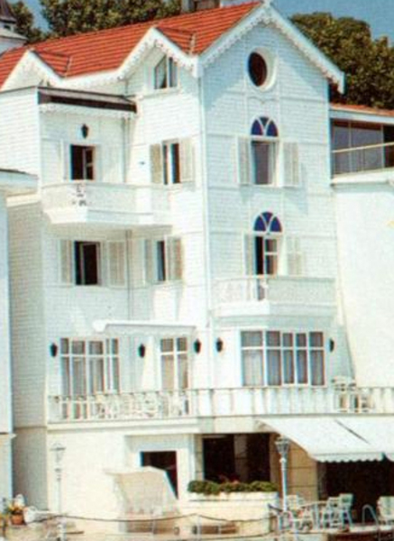 İsmini sahibinden alan Rasim Fedir Talay Yalısı, Atatürk'e de ev sahipliği yaptı. Dr.olan Rasim Fedir Talay aynı zamanda  Atatürk'le sıkı dostlardı.