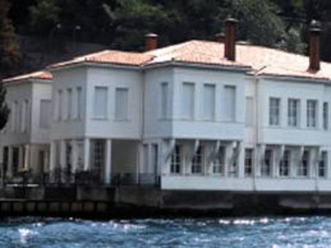 İtalyan mimar Alexandre Vallaury tarafından 20yy. başında yapılan bu yalının ismi Tophane Müşiri Zeki Paşa yalısı. Bugün Baştımar ailesine ait.