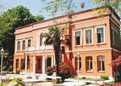 Mediha Sultan Yalısı Abdülmecid'in kızı Mediha Sultan için yapıldı.