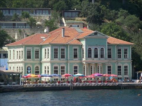 Günümüze kadar gelebilen tek prenses yalısı Hatice Sultan Yalısıdır. II.Abdülhamid tarafından Hatice Sultan'a hediye edilen bu yalı, Ortaköy'de bulunuyor.