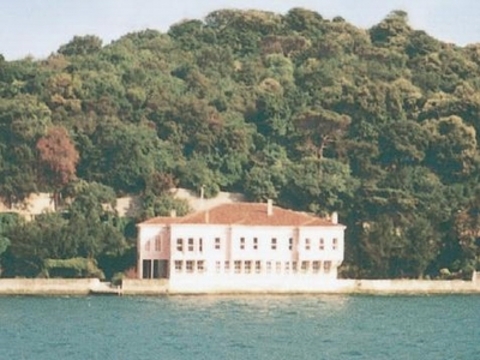 Kuzguncuk, Üsküdar sahilinde inşa edilen Fethi Ahmet Paşa Yalısı'nın Cumhuriyet Döneminde yol yapımı için bir bölümü istimlak edildi. Bugün yalının sahibi Cengiz Yalçın.