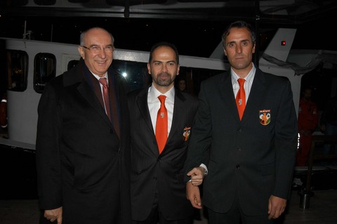 NASUH MAHRUKİ (ORTADA)