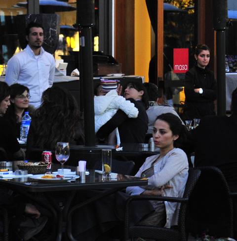 Monica Belluci İstinye Park'ta kahve keyfi yaptı.