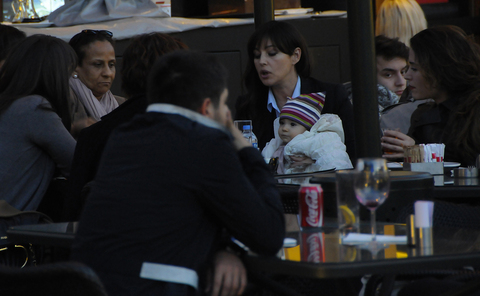 Monica Belluci, rol arkadaşı Belçim Bilgin ve kızı Leoni ile otururken