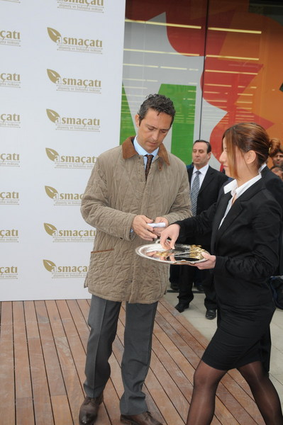 ALİ KOÇ KESTİĞİ PARÇAYI SAKLIYOR. 