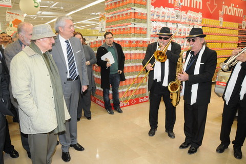 RAHMİ KOÇ MÜZİSYENLERİ DİNLERKEN...