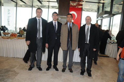 ALİ KOÇ ESNAFLA FOTOĞRAF ÇEKTİRDİ.