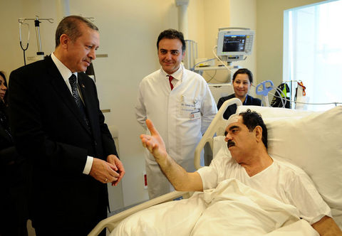 Ziyaretine gelen Başbakan Recep Tayyip Erdoğan ile sohbet ederken