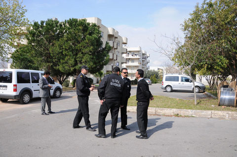 Prof. Şahin Filiz'in akdeniz Üniversitesi Kampüsü içindeki evinde arama yapılıyor