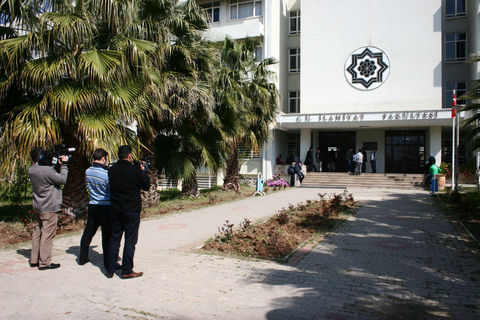 Prof. Kadir Albayrak'ın fakültedeki odası da aranıyor