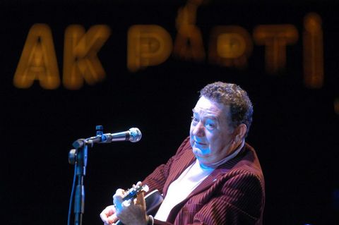 Tepe Nautilus D&R'da; 3 Nisan Pazar, saat 15.00'te, Kayahan, yeni albümü "365 Gün"ün imza günü.