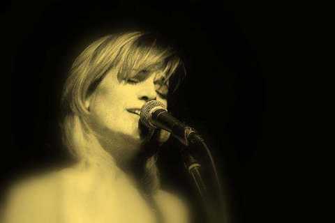 ** İstanbul Live'de; 1 Nisan Cuma, saat 21.30'da, Zift, 2 Nisan Cumartesi, saat 21.30'dan sonra Direc-t. Giriş: Tel: (541 889 10 90) -  - ** Alt'ta; 1 Nisan Cuma, saat 22.00'de, Birsen Tezer, 2 Nisan Cumartesi, Şirin Soysal 'Beyaz Gece', 5 Nisan Salı, Oğuz Büyükberber Trio, 7 Nisan Perşembe ise Pasifist. Giriş: 20 TL. Tel: (212 244 85 67) -  - ** Eskişehir Sinema Anadolu'da; 3 Nisan Pazar, saat 16.00'da, Büyük Ev Ablukada. Giriş: 28 TL. Tel: (216 556 98 00)