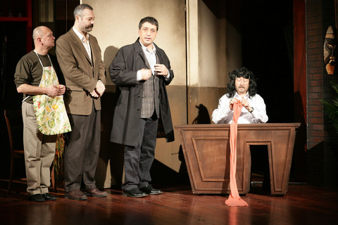 ** Bursa Tayyare Kültür Merkezi'nde; 4 Nisan Pazartesi, saat 20.30'da, "Alevli Günler". Tel: (224 220 88 47) - ** Fatih Reşat Nuri Sahnesi'nde; 1 Nisan Cuma, saat 20.30'da, 2 Nisan, saat 15.00 ve 20.30'da, "Gizli Oturum". Giriş: 7, 6 TL. Tel: (212 526 53 80) - ** Üsküdar Kerem Yılmazer Sahnesi'nde; 1 Nisan Cuma, saat 20.30'da, 2 Nisan Cumartesi, saat 15.00 ve 20.30'da, Mesut İnsanlar Fotoğrafhanesi. Tel: (216 492 90 84) - ** Üsküdar Musahipzade Celal Sahnesi'nde; 1 Nisan Cuma, saat 20.30'da, 2 Nisan Cumartesi, saat 15.00 ve 20.30'da, "Kadın Hayattır Memattır Kadın". Tel: (216 533 03 97)