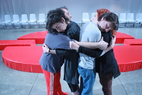 ** Garajistanbul'da, 1-2-3-4 Nisan, saat 20.30'da, "Ve veya ya da".  Giriş: 25, 15 TL. Tel: (212 244 44 99) - ** Ankara Mavi Sahne'de; 1 Nisan Cuma, saat 20.00'de, "Suerte". Tel: (312 426 26 29) - ** Ali Poyrazoğlu Tiyatrosu'nda; 2 Nisan Cumartesi, saat 20.30'da, "Az Sonraaa". Giriş: 56, 46 TL. Tel: (212 240 43 44) - ** Bakırköy Kartaltepe Kültür Merkezi'nde; her cuma, saat 20.30'da, "Harmanyeri – 1915". Tel: (212 543 73 28) - ** Enka Oditoryumu'nda; 4 Nisan Pazartesi, saat 20.30'da, Talimhane Tiyatrosu'ndan "Yastık Adam". Tel: (212 276 22 14)