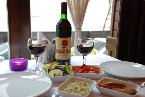 ** Münferit / Galatasaray Tel: (212 252 50 67) - ** Despina / Kurtuluş Tel: (212 247 33 57) - ** Meşrep / Ankara Tel: (312 438 55 53) - ** Komşu / Ankara Tel : (312 426 15 66) - ** Kuleli / Samatya Tel: (212 587 94 28) - ** Barba Meyhanesi / Nişantaşı Tel: (212 291 69 00)